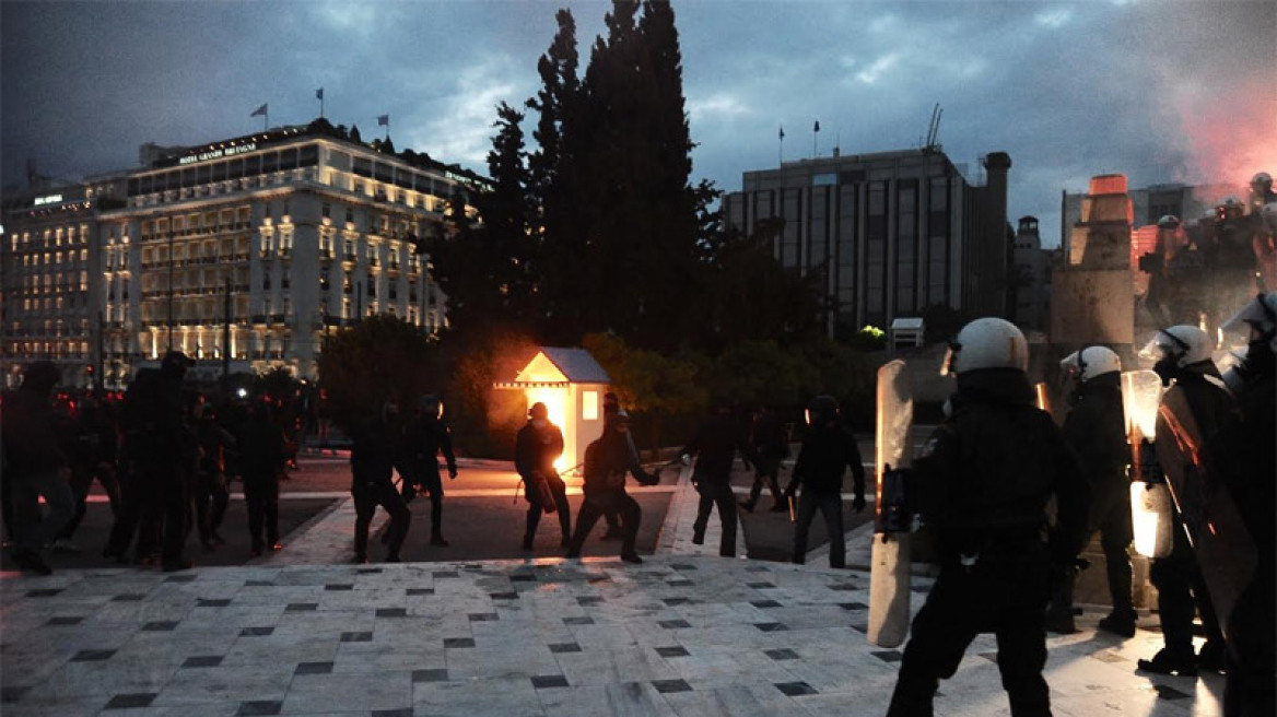 Άγρια επεισόδια έξω από τη Βουλή: Φωτιά σε φυλάκιο του Άγνωστου Στρατιώτη