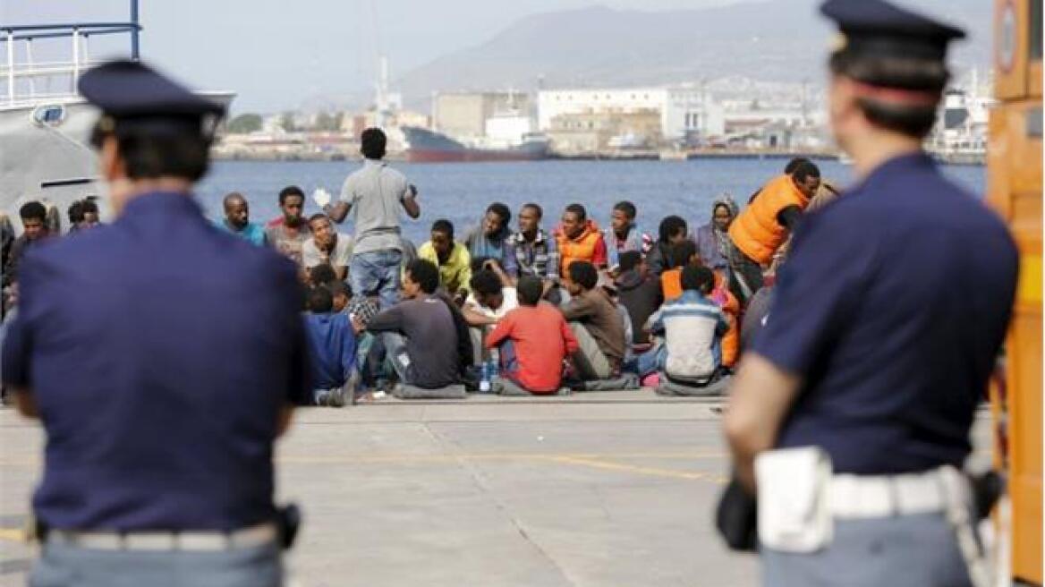 Ευρωβουλή: Οι χώρες της ΕΕ να επιταχύνουν τη μετεγκατάσταση προσφύγων από Ιταλία και Ελλάδα