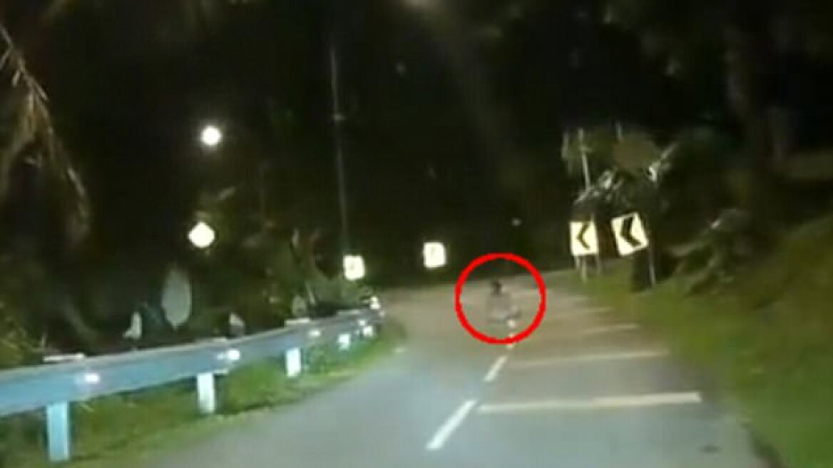 Βίντεο: Φάντασμα στη μέση του δρόμου τρέπει σε φυγή δύο άνδρες