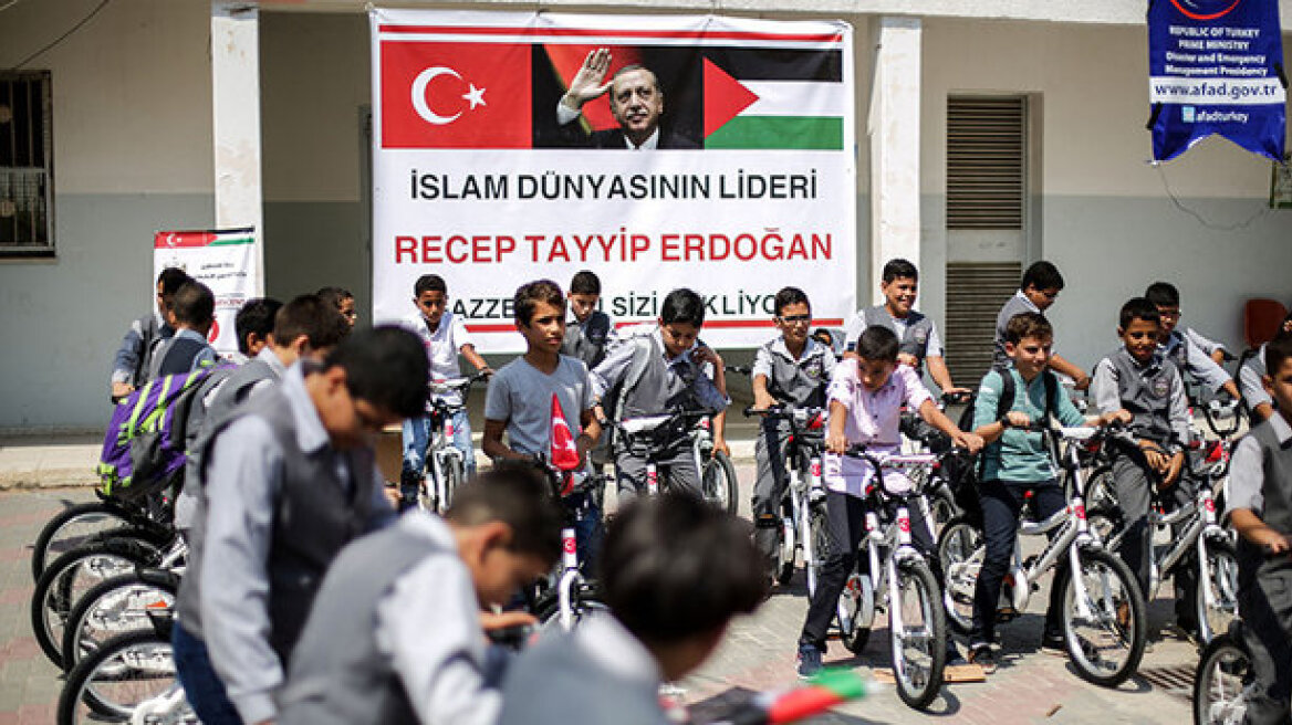 Εκατό Τούρκοι ποδηλάτες αναχωρούν από Αϊβαλί για Λέσβο