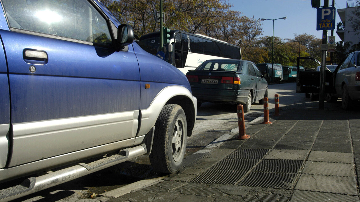 Αθήνα: Ένας στους πέντε που πήραν κλήση είχε παρκάρει σε ράμπα για αναπήρους