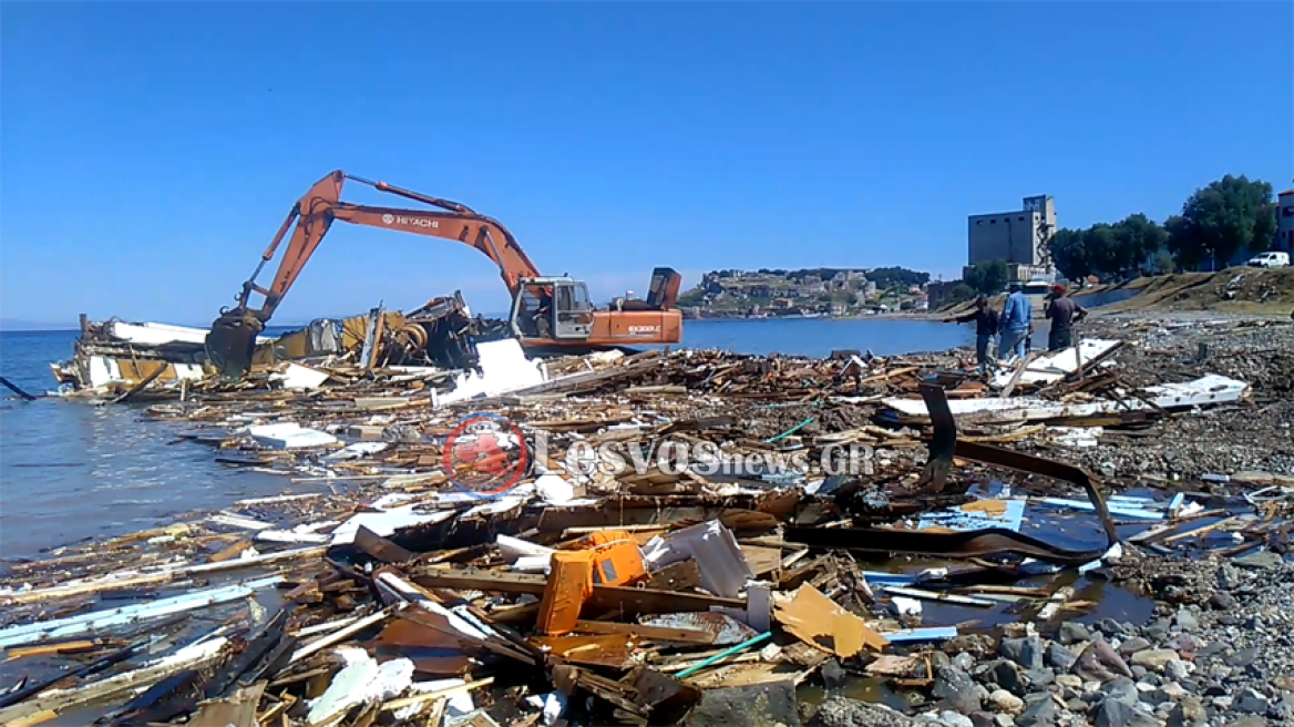 Μυτιλήνη: Ξεκίνησαν οι εργασίες για την καταστροφή του μεγάλου ξύλινου δουλεμπορικού 