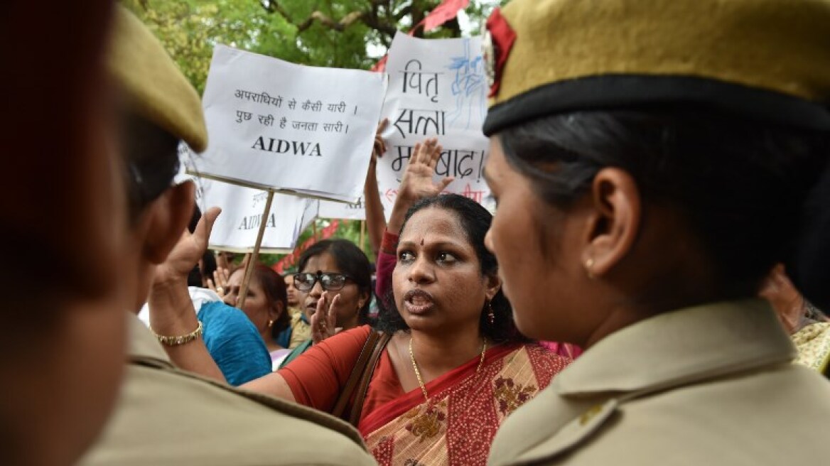Σοκ στην Ινδία: 23χρονη έκοψε με μαχαίρι το πέος 54χρονου που πήγε να τη βιάσει
