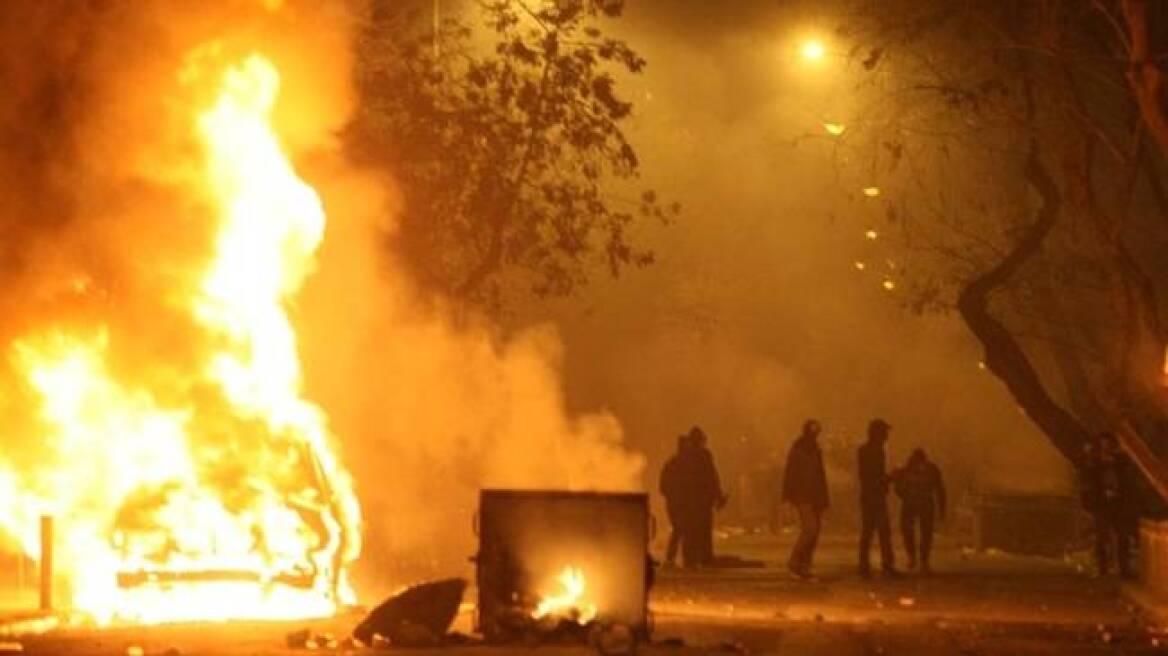 Νύχτα ταραχών στο κέντρο της Αθήνας: Επίθεση αγνώστων σε λεωφορεία, ΜΑΤ και ΠΑΣΟΚ