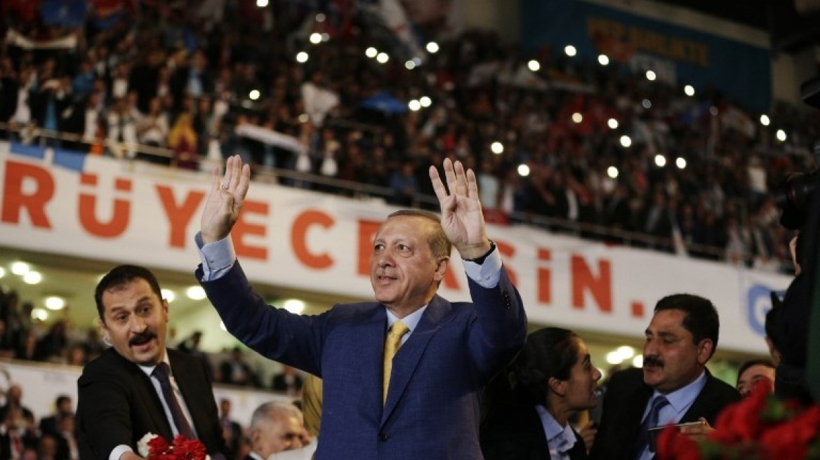 Πανηγυρική εκλογή Ερντογάν στην ηγεσία του AKP