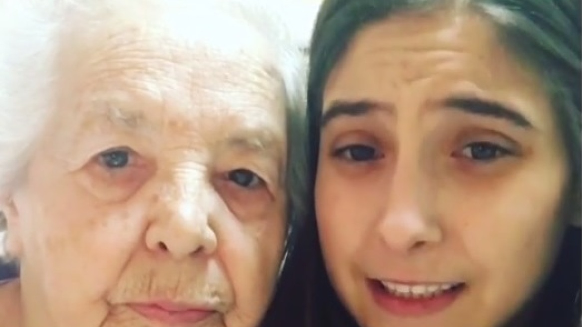  Απίθανο βίντεο! Η Φωτεινή Αθερίδου και η γιαγιά της τραγουδούν Νταλάρα 