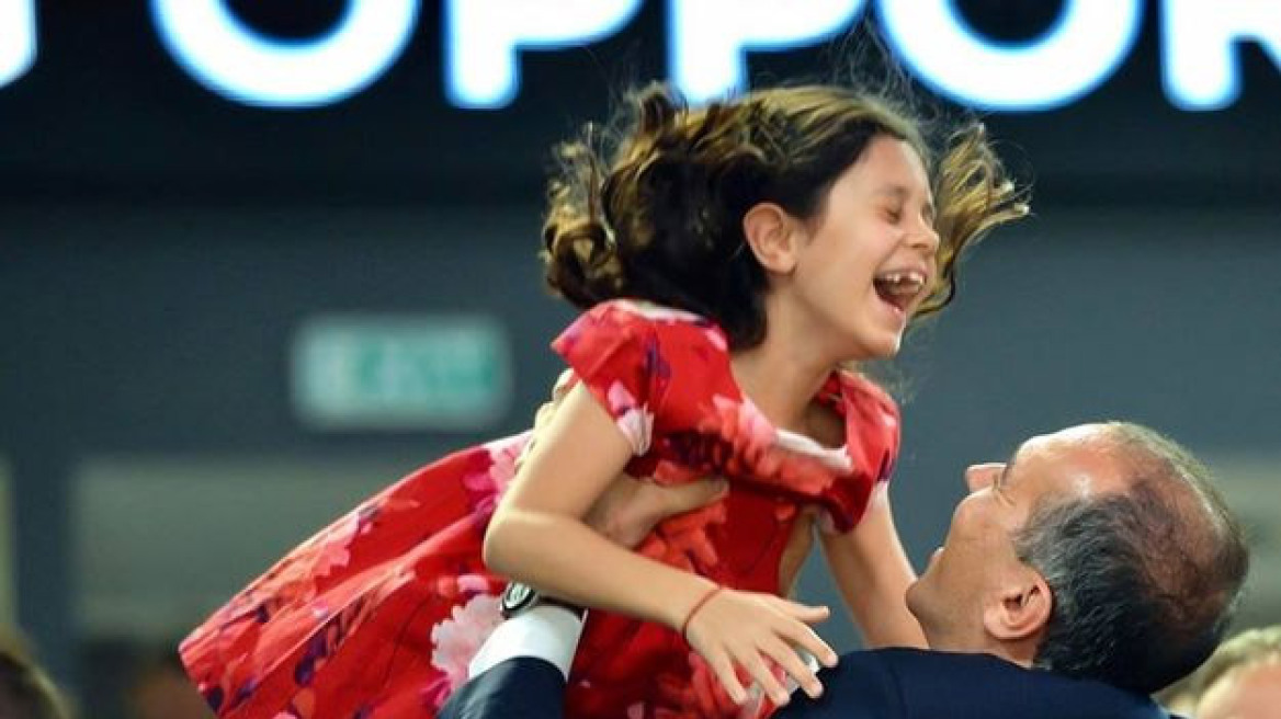 Η πιο δυνατή στιγμή: Ο Γ. Αγγελόπουλος πανηγυρίζει αγκαλιά με την κόρη του 