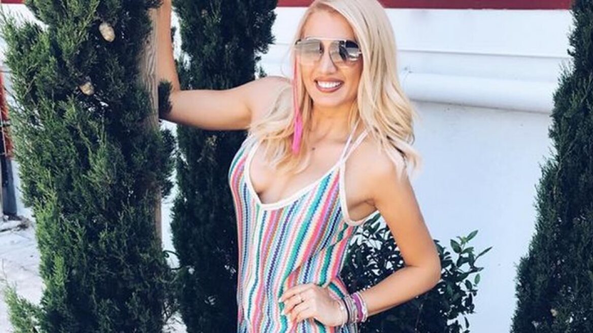 Sexy Konstantina Spyropoulou in summery mini dress (photo)