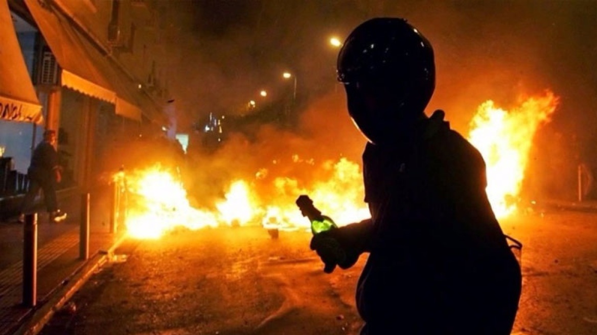 Επίθεση αντιεξουσιαστών με πέτρες και μολότοφ στο αστυνομικό τμήμα Ναυπάκτου