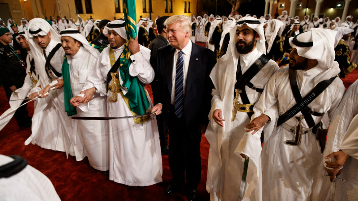 Βίντεο: Με σπαθιά μαζί με τους Άραβες χόρεψε έξω από το παλάτι ο Τραμπ!