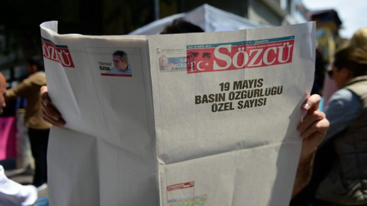 Τουρκία: Η εφημερίδα Sözcü κυκλοφόρησε λευκή μετά τις συλλήψεις δημοσιογράφων της