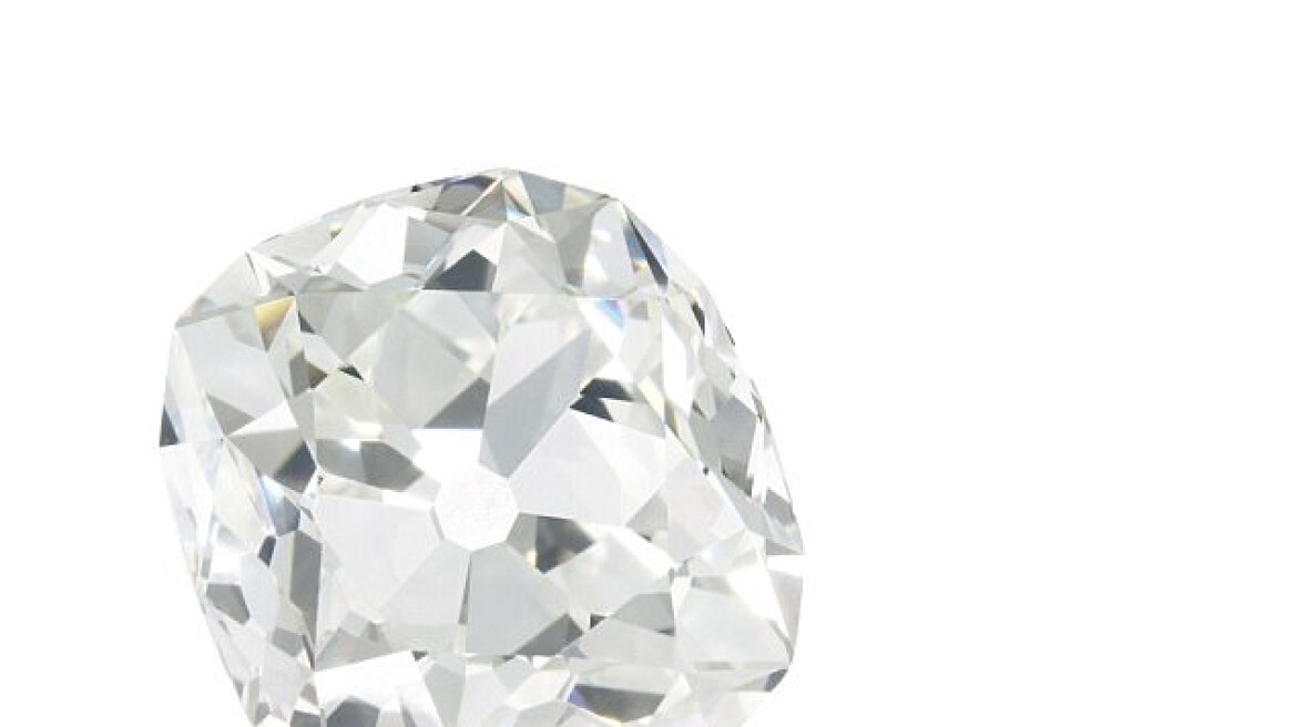 Αγόρασε «ψεύτικο» διαμαντένιο δαχτυλίδι για δέκα λίρες και τελικά κοστίζει 350.000! 