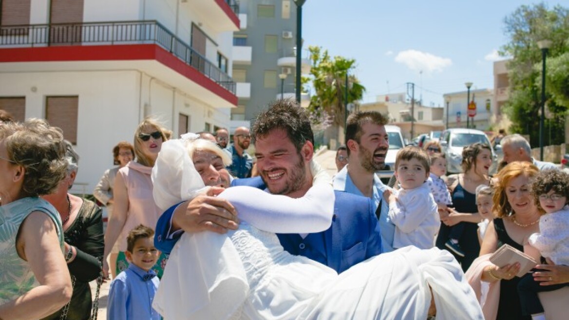 Ο γάμος της χρονιάς στην Κρήτη: Ο κουμπάρος ντύθηκε νύφη και μία μπουλντόζα έριχνε ρύζι!