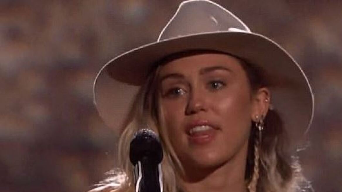 Η νέα Miley Cirus δεν σοκάρει πια: Αλλαγμένη στη σκηνή των Billboard Awards 