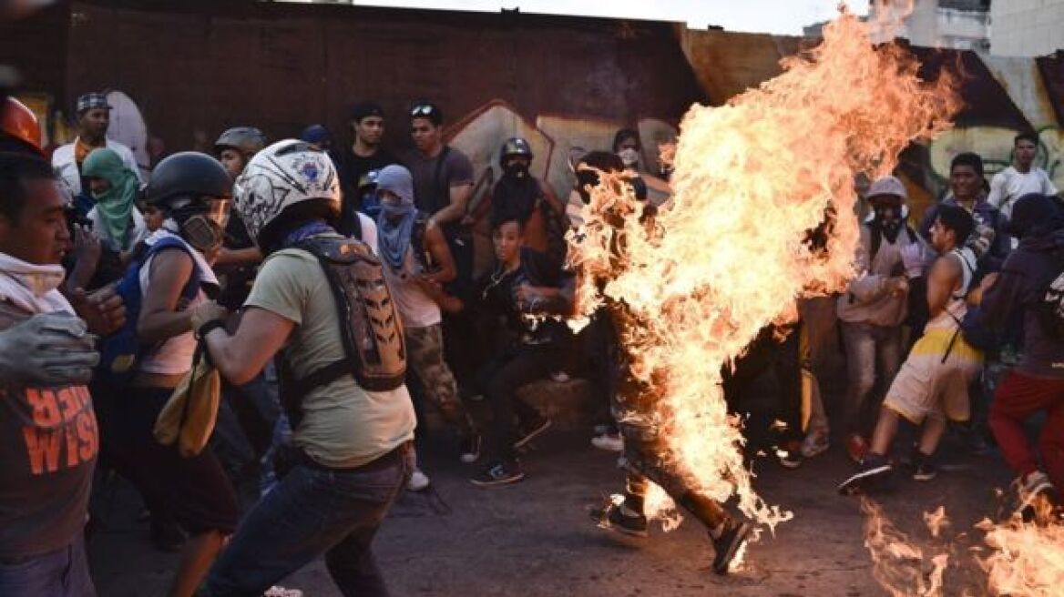 Βενεζουέλα: Έβαλαν φωτιά σε άντρα που πέρασαν για κλέφτη - 48 οι νεκροί