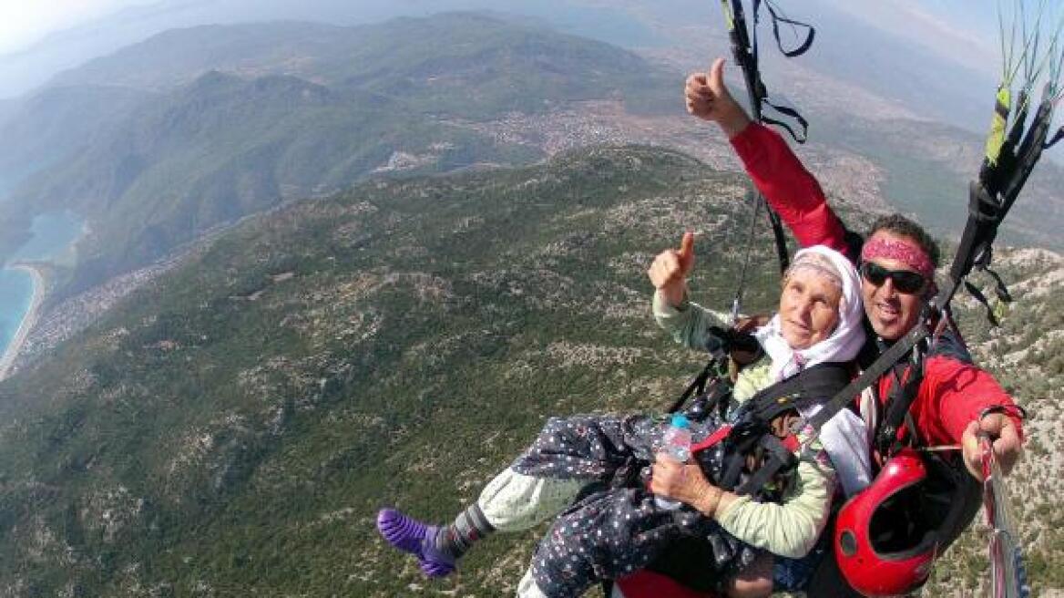 Τουρκία: Γιαγιά ετών 87 κάνει...αλεξίπτωτο πλαγιάς!