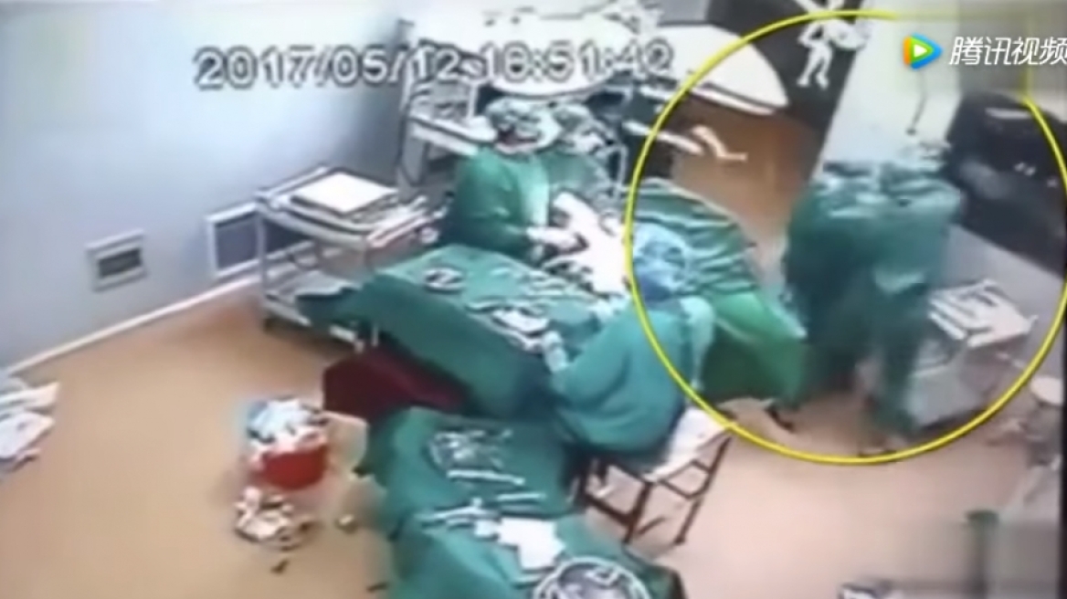 Απίστευτο βίντεο: Γιατροί «παίζουν ξύλο» ενώ ο ασθενής χειρουργείται