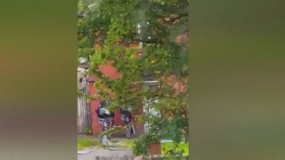 Επίθεση στο Μάντσεστερ: Η στιγμή που η αστυνομία εισβάλει στο σπίτι του τζιχαντιστή (βίντεο)