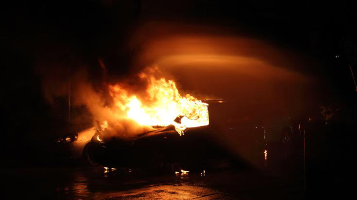 Θρίλερ σε Κερατσίνι-Βουλιαγμένη με δύο νεκρούς σε καμένα αυτοκίνητα