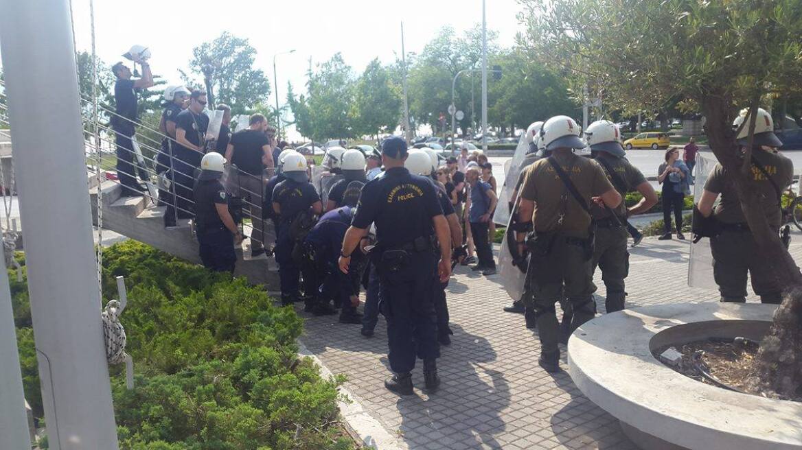Ένταση με αντιεξουσιαστές, Μπουτάρη και ΜΑΤ στο δημαρχείο της Θεσσαλονίκης