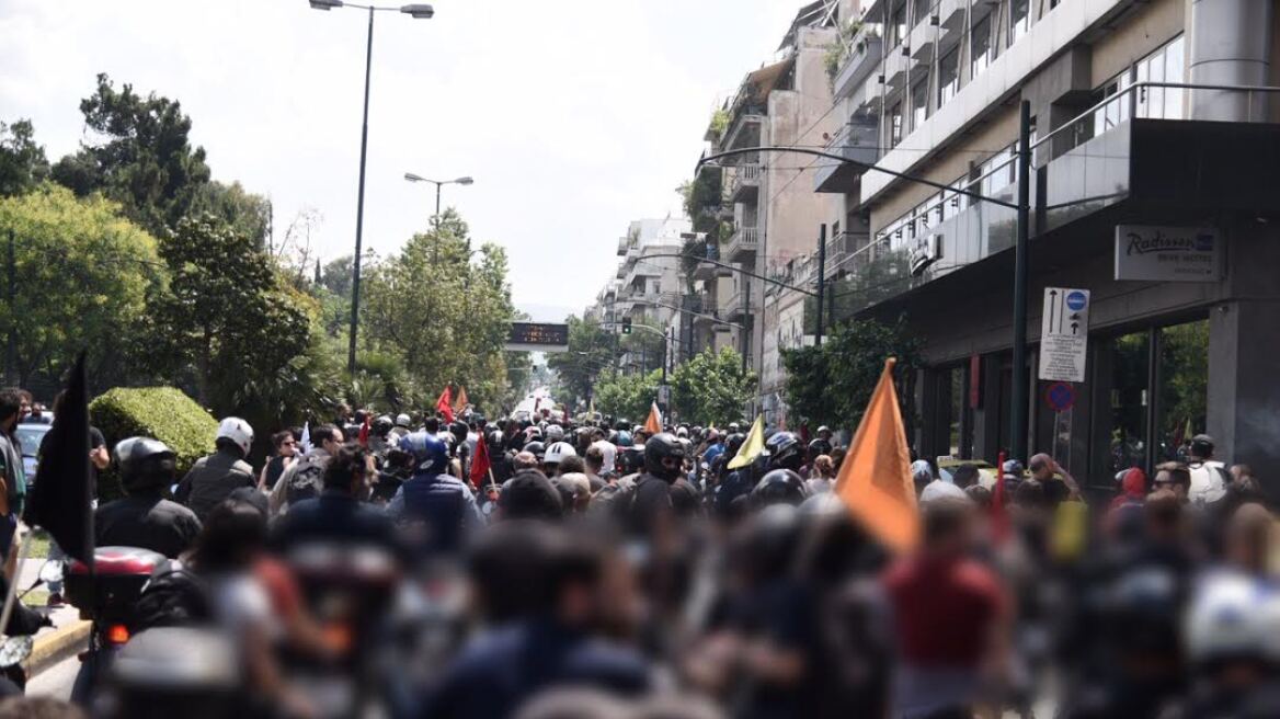 Πλημμύρισαν το κέντρο της Αθήνας οι απεργοί ντελιβεράδες