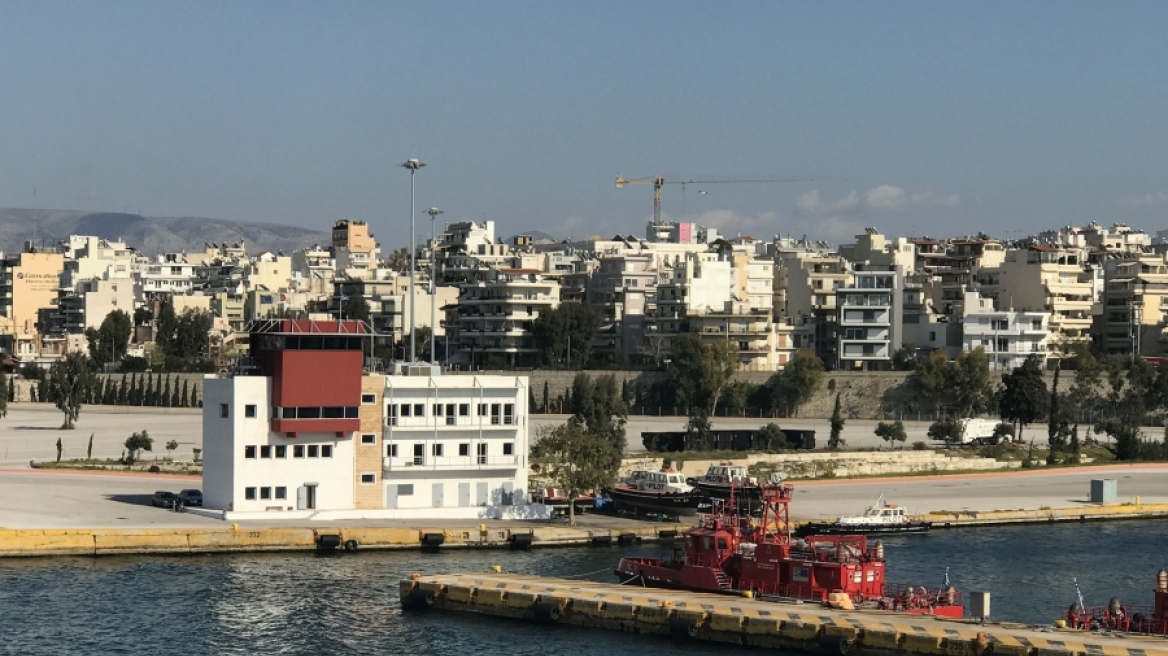 Προβλήματα στο λιμάνι του Πειραιά στο παρά ένα της θερινής σεζόν