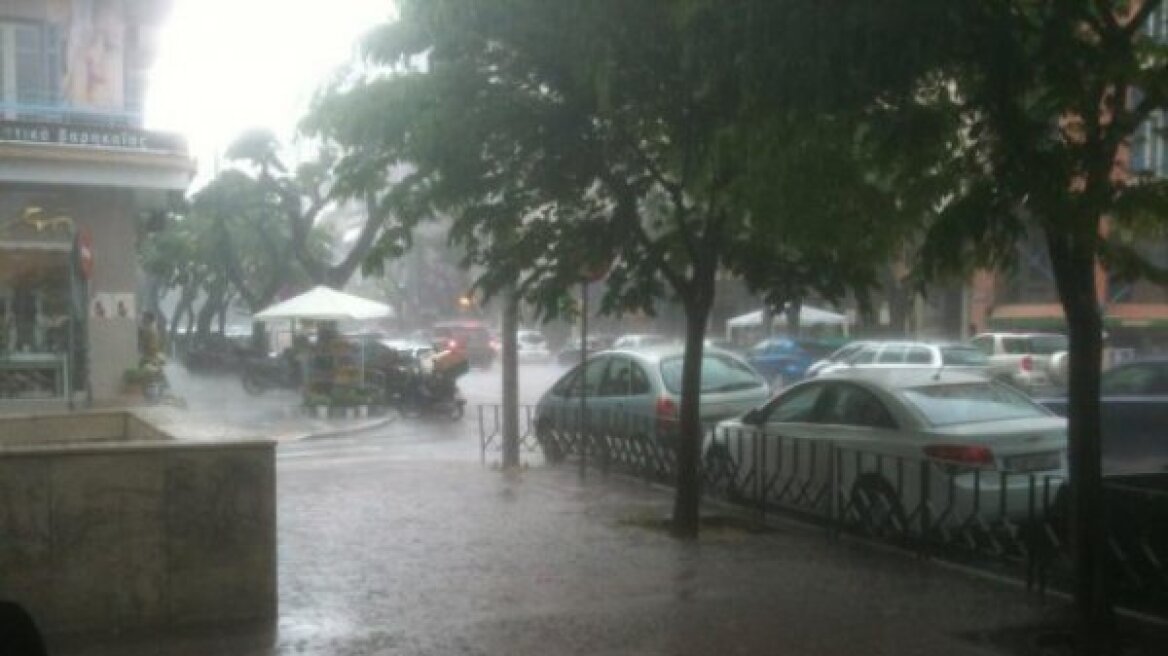Θεσσαλονίκη: Χαλασμένα φανάρια και μικροατυχήματα λόγω της βροχής