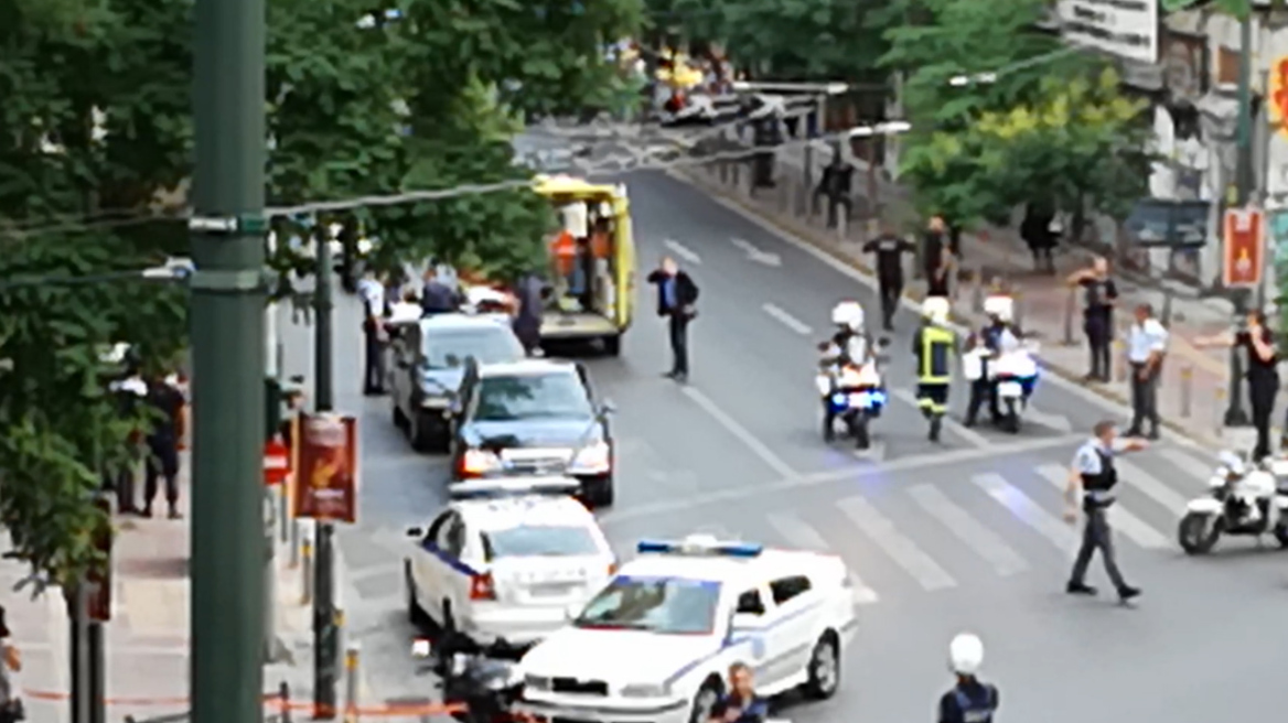  Βίντεο: Η στιγμή της μεταφοράς των τραυματιών μετά την τρομοκρατική επίθεση στον Παπαδήμο