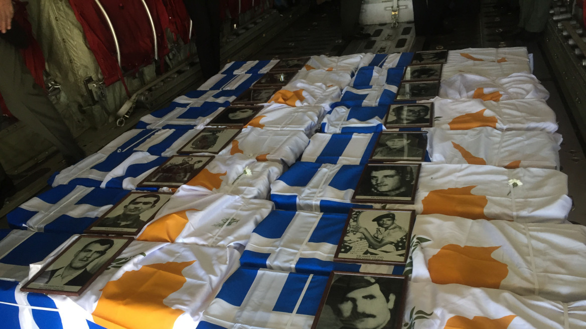Φωτογραφίες: Έφτασαν στην Ελλάδα τα λείψανα των 17 ηρώων της Κύπρου