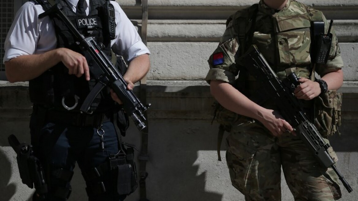 Υποβάθμισε το επίπεδο ασφαλείας στη Βρετανία η Μέι - Φεύγουν από τους δρόμους οι στρατιώτες