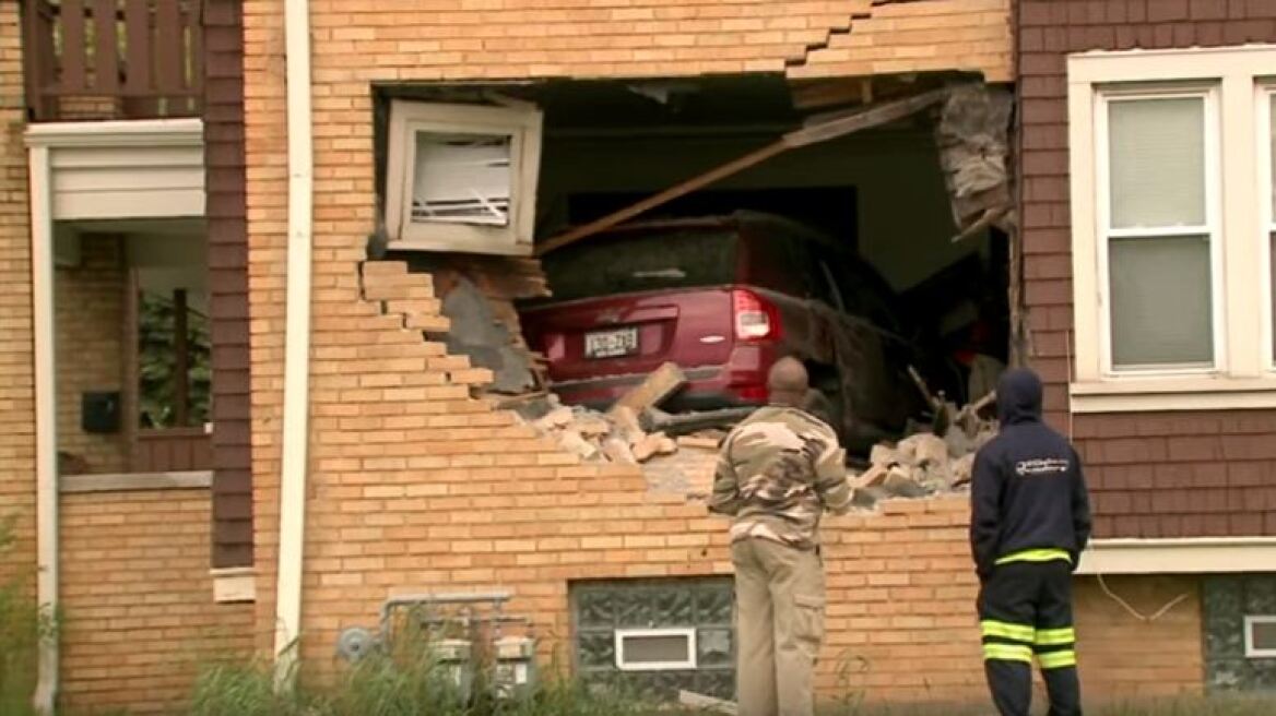 Βίντεο: SUV γκρεμίζει σπίτι στο Μιλγουόκι των ΗΠΑ