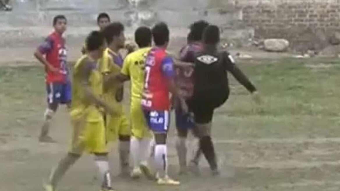 Βίντεο: Διαιτητής αποβάλει και κλωτσάει ποδοσφαιριστή!