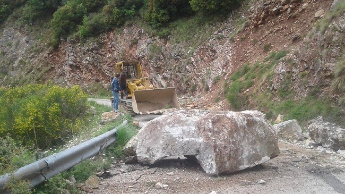 Ήπειρος: Τεράστια βράχια στο δρόμο προς Συρράκο