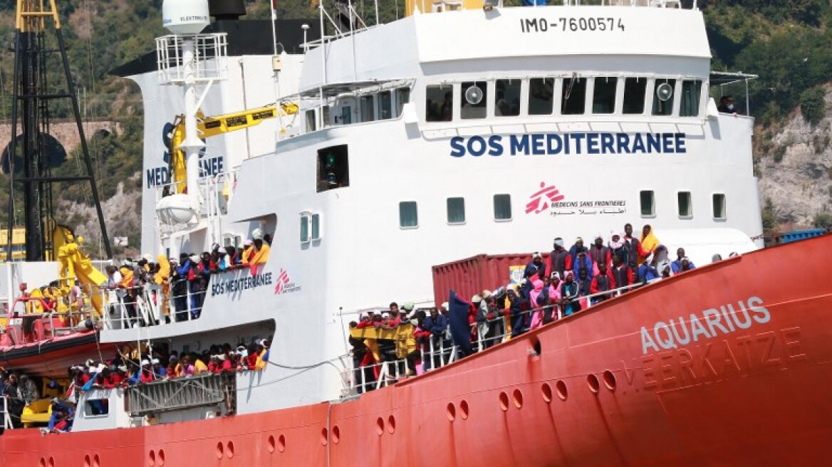 Ιταλία: Πλοίο με 1.444 μετανάστες στο λιμάνι της Νάπολης