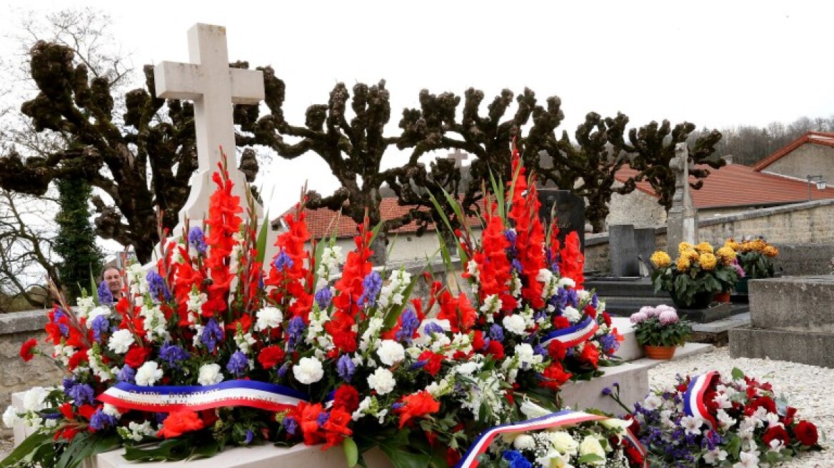 Άγνωστος βεβήλωσε τον τάφο του ντε Γκολ: Έσπασε τον σταυρό και έφτυσε