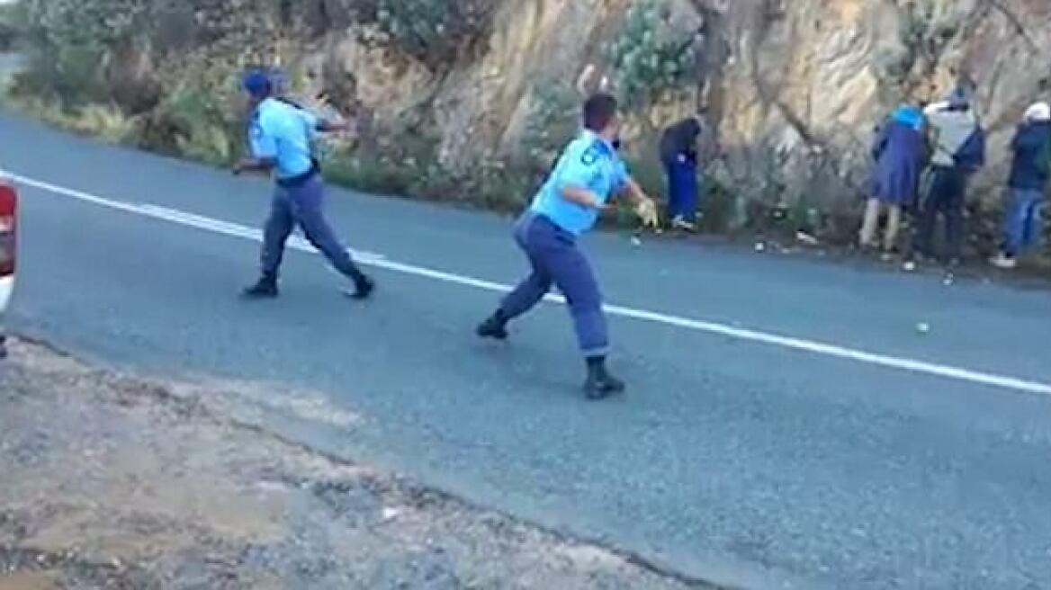 Σάλος για το βίντεο που δείχνει αστυνομικούς να «λιθοβολούν» κλέφτες με μήλα 