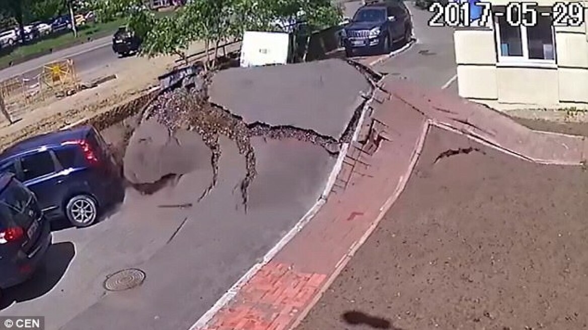 Underground water pipe explodes through the soil & leaves a giant crater in the ground (VIDEO)