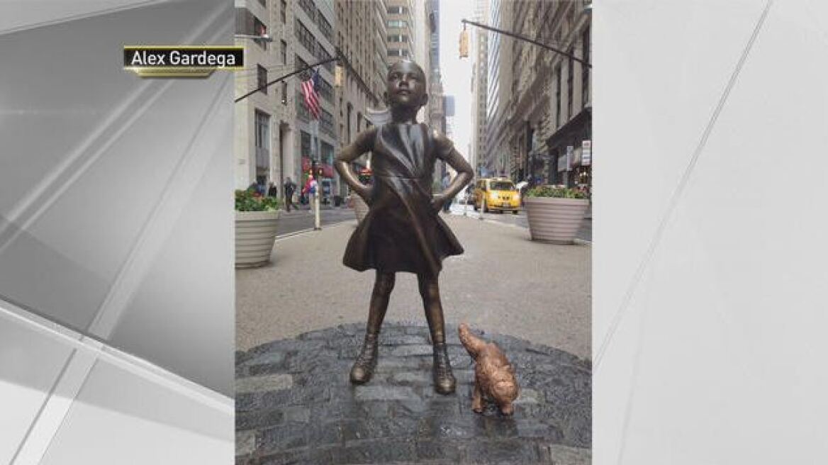 Γλύπτης έστησε το δικό του άγαλμα στη Wall Street για να χλευάσει το «ατρόμητο κορίτσι»