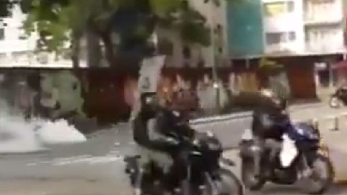 Βίντεο από Βενεζουέλα: Αστυνομικοί με ασπίδες και όπλα πάνω σε μηχανές εναντίον διαδηλωτών