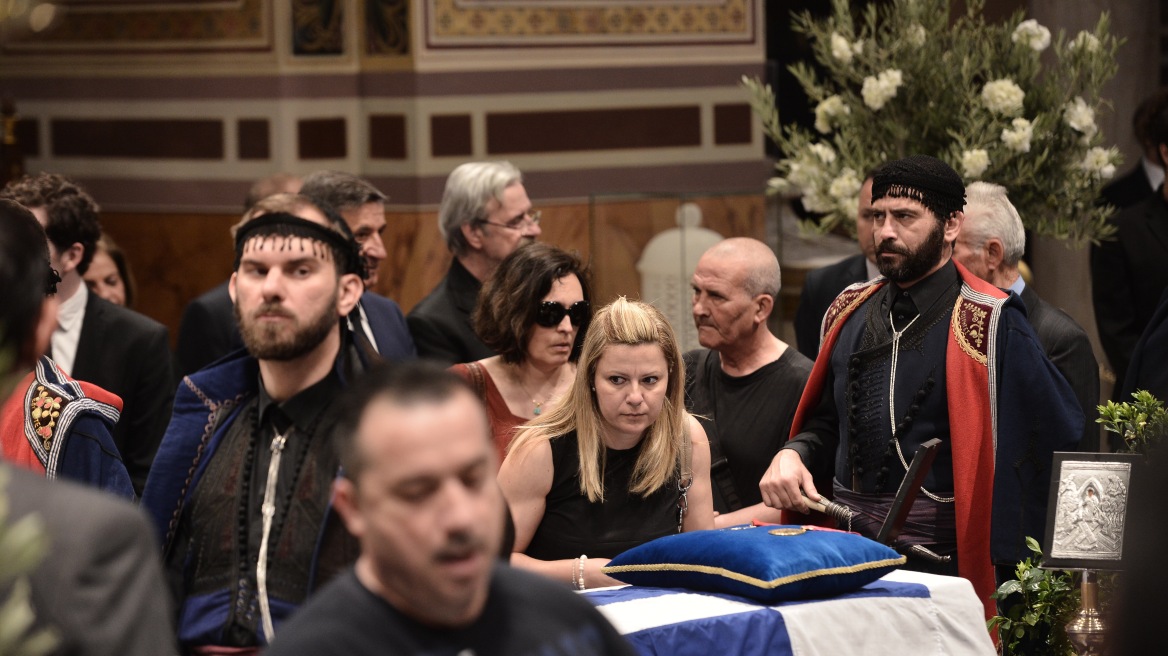 Συγκινημένοι πολίτες αποχαιρετούν τον Κωνσταντίνο Μητσοτάκη