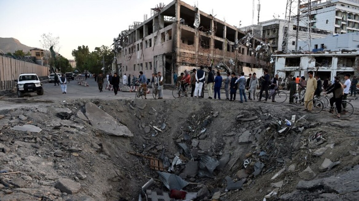 Καμπούλ: Ο τεράστιος κρατήρας από την βόμβα που σκότωσε 90 ανθρώπους