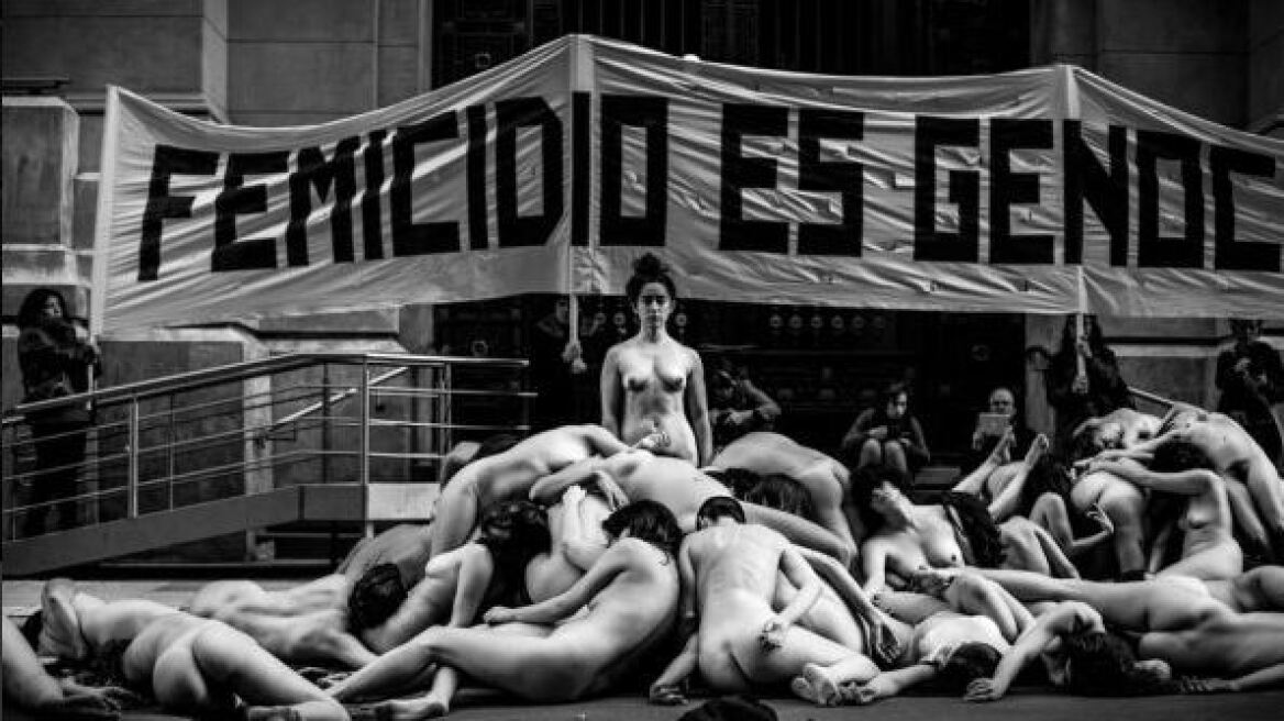 Φεμινίστριες γδύθηκαν έξω από το προεδρικό μέγαρο της Αργεντινής