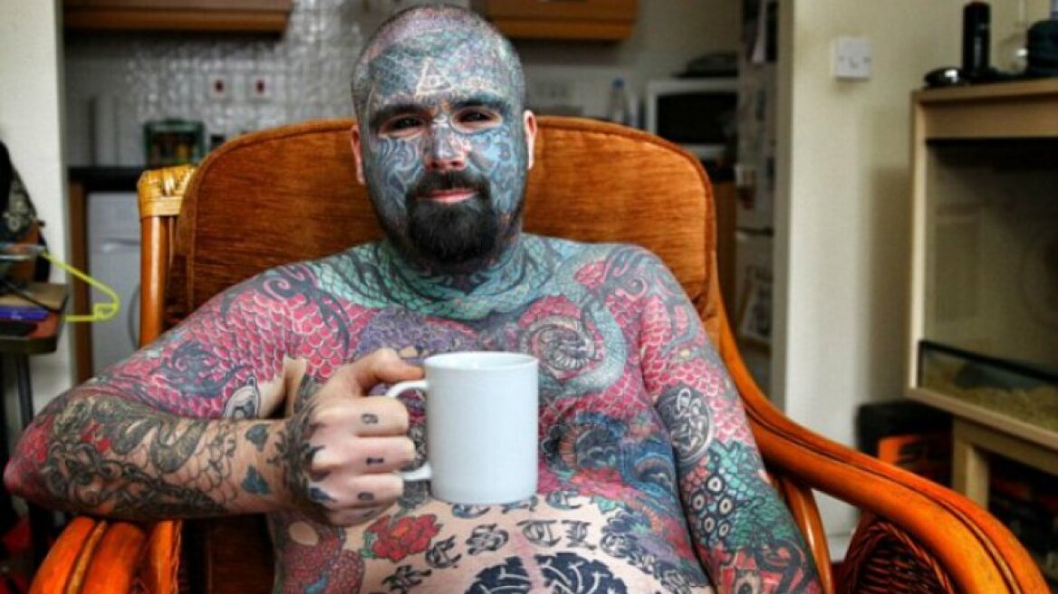 O Βρετανός με τα πιο πολλά τατουάζ κινδυνεύει να χάσει το χέρι του (pics)