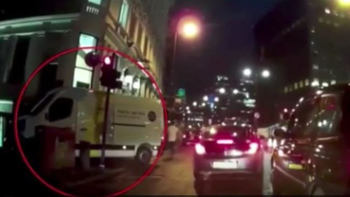 Βίντεο-ντοκουμέντο: Τα πρώτα λεπτά μετά την επίθεση με το βαν στο Λονδίνο