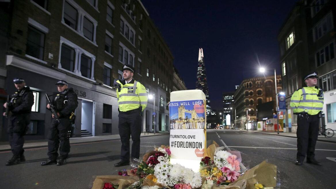 Λονδίνο: Χιλιάδες άτομα στις όχθες του Τάμεση για να πενθήσουν τα θύματα της επίθεσης