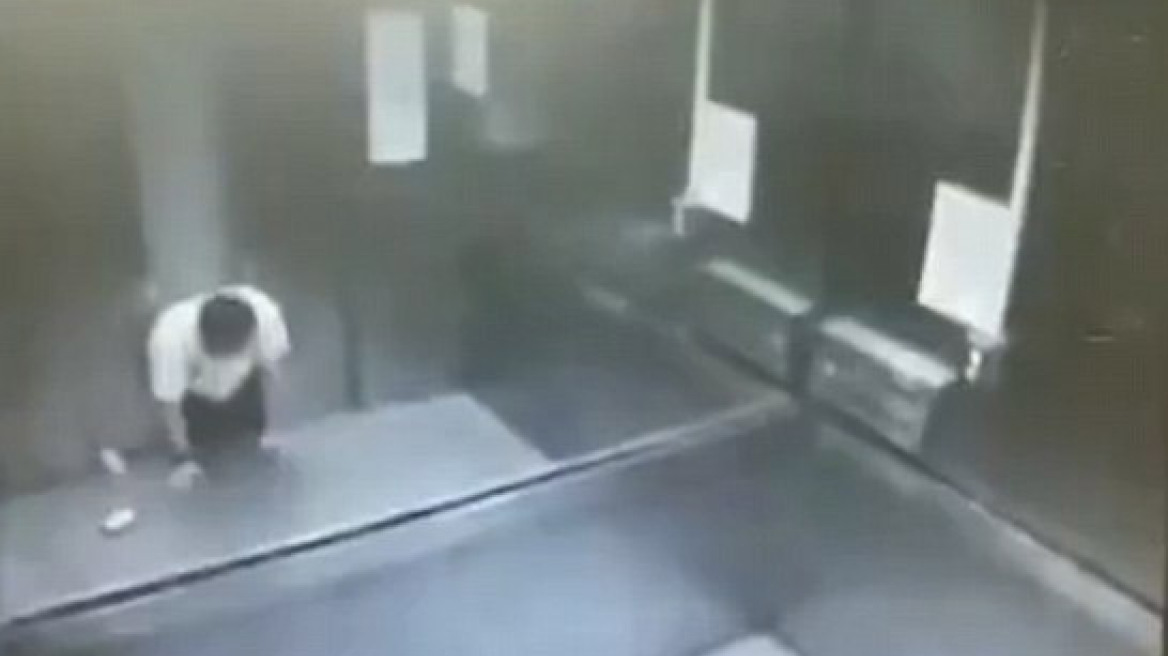 Βίντεο-σοκ: Άντρας παγιδεύεται σε ανελκυστήρα και χάνει τη ζωή του 