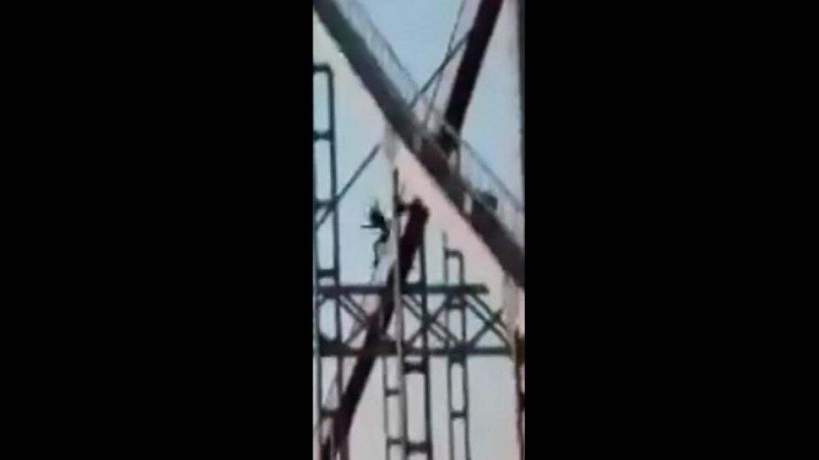 Τραγικός θάνατος on camera: Νεαρός έπεσε στο κενό προσπαθώντας να περάσει γέφυρα με τα χέρια