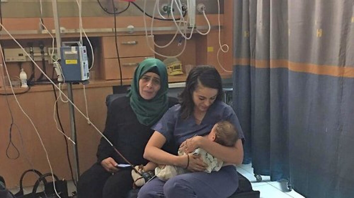 Ισραηλινή νοσοκόμα θηλάζει μωρό Παλαιστινίων θυμάτων τροχαίου, προκειμένου να το σώσει