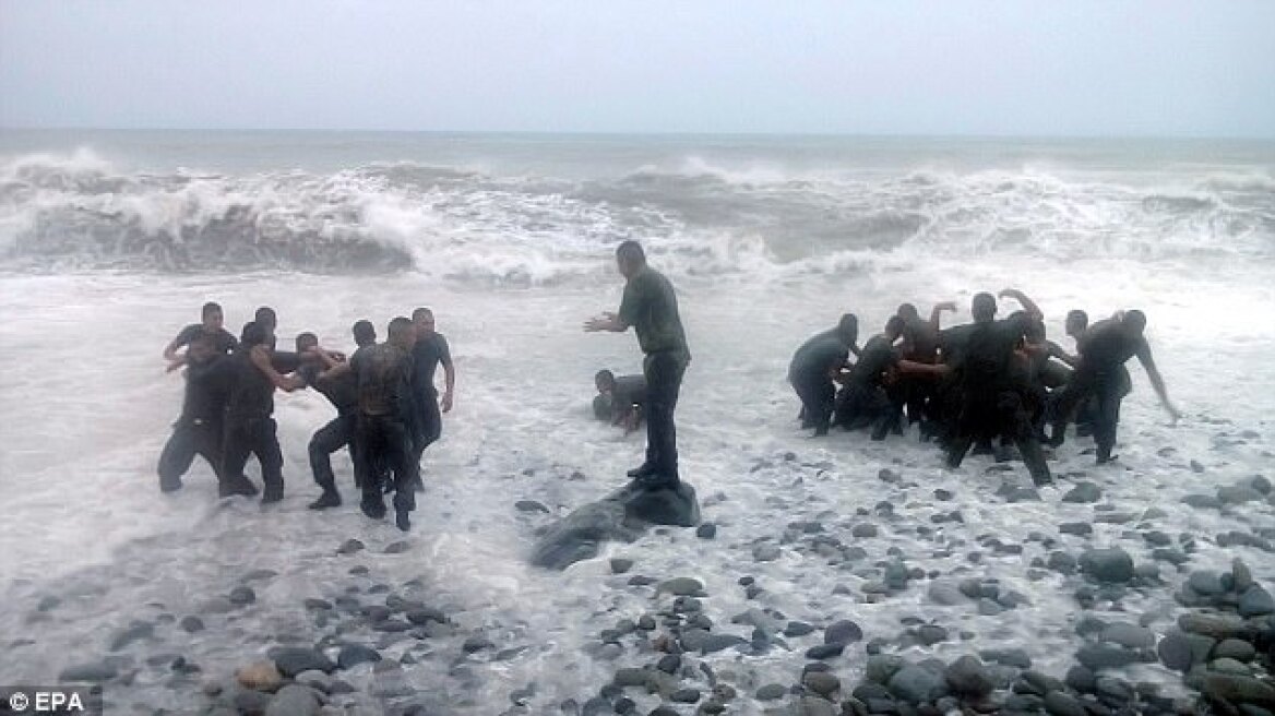 Φωτογραφίες: Κύματα παρασύρουν και σκοτώνουν τέσσερις στρατιώτες στο Περού