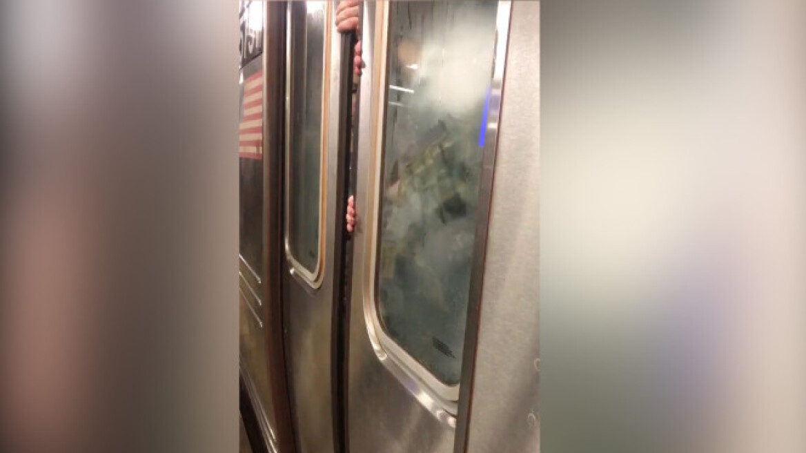 Τρόμος στο μετρό: Εγκλωβίστηκαν για δύο ώρες σε ασφυκτικά γεμάτο συρμό με φρακαρισμένες πόρτες